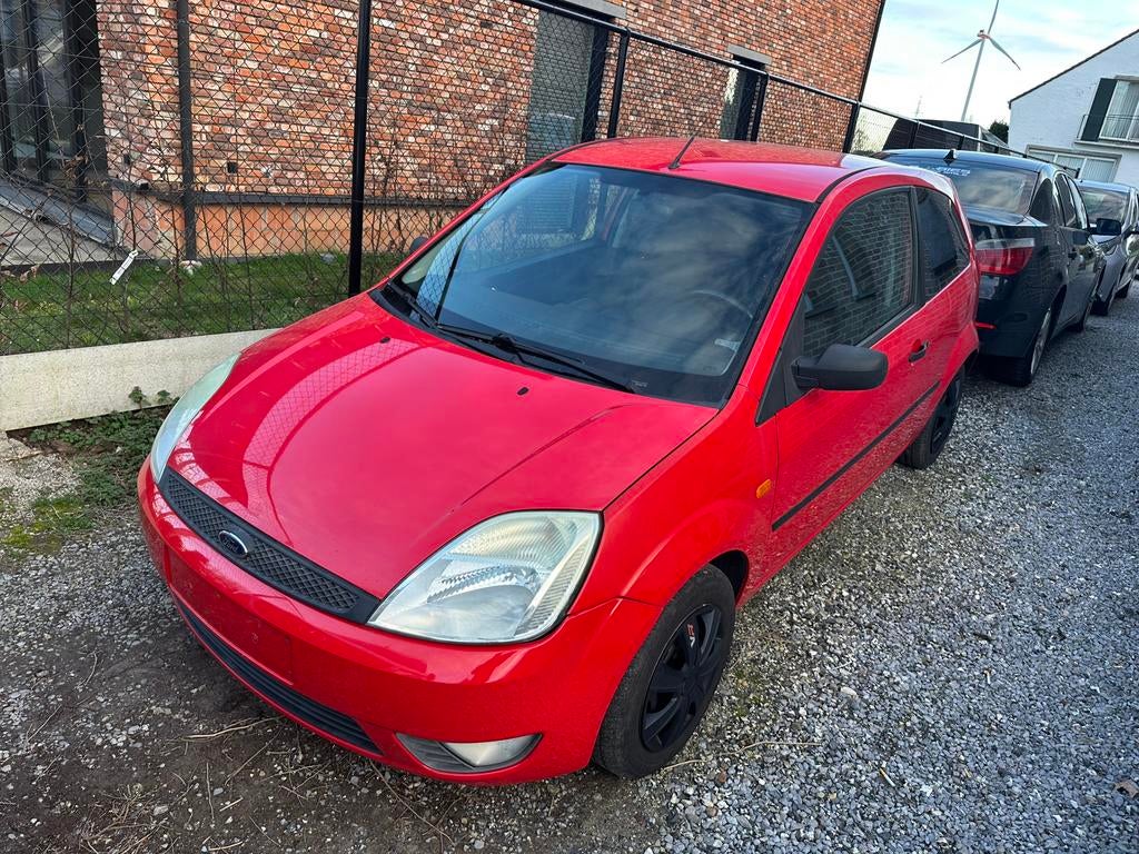 Ford Fiesta 2004, Auto's, Ford, Particulier, Fiësta, Benzine, Stadsauto, 3 deurs, Handgeschakeld, Rood, Grijs, Stof, Voorwielaandrijving
