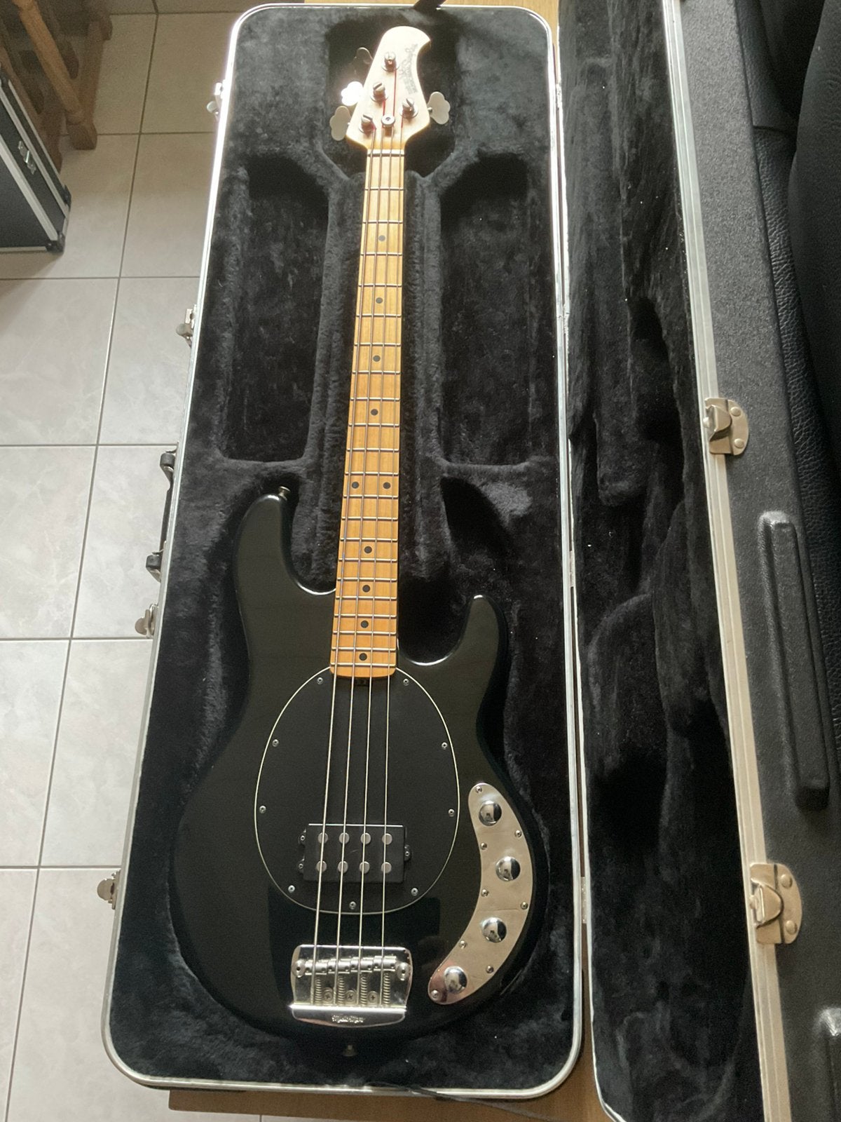 Ernie Ball Music Man StingRay 4 USA + étui rigide original, Musique & Instruments, Instruments à corde | Guitares | Basses, Enlèvement