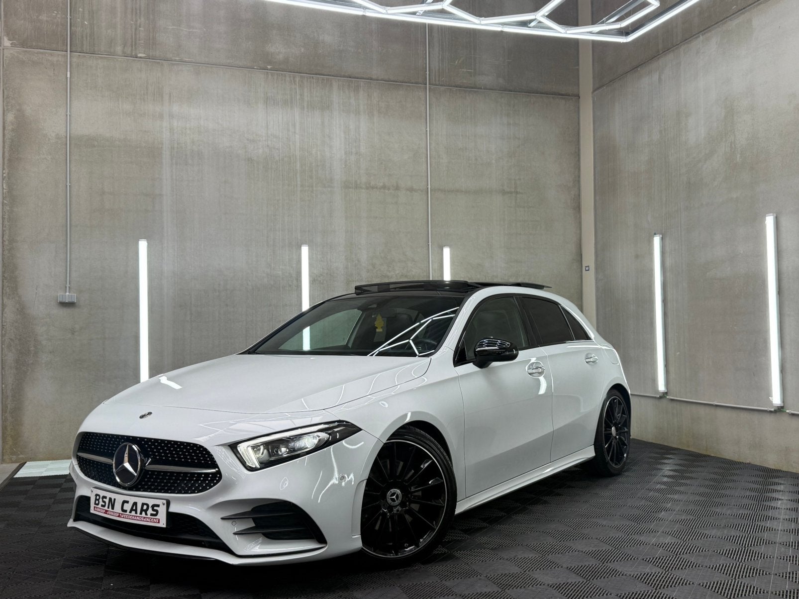 MERCEDES-BENZ A220/AMG/PANO/MEMORY/SFEER/CARPLAY/GARANTIE, Auto's, Automaat, Achterwielaandrijving, Alcantara, Wit