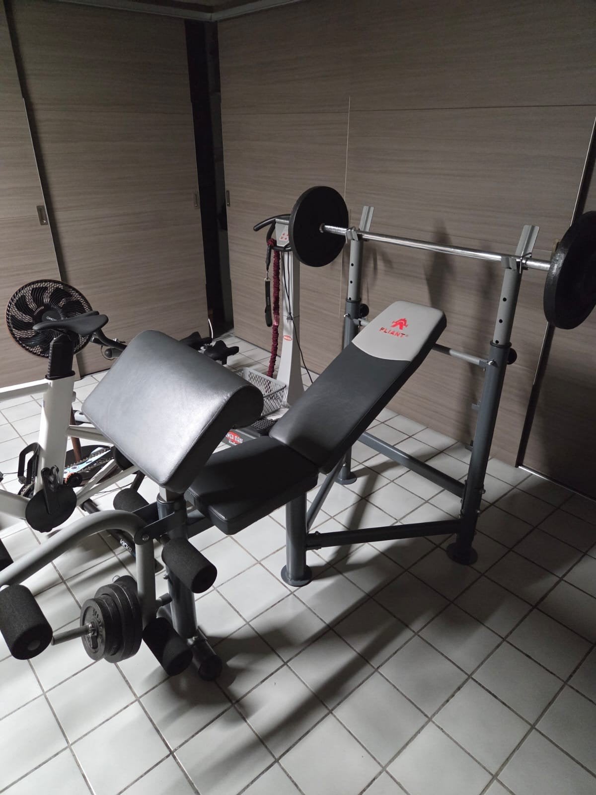 BANC DE MUSCULATION AVEC HALTÈRES COMME NEUF POUR 200 EUROS, Enlèvement