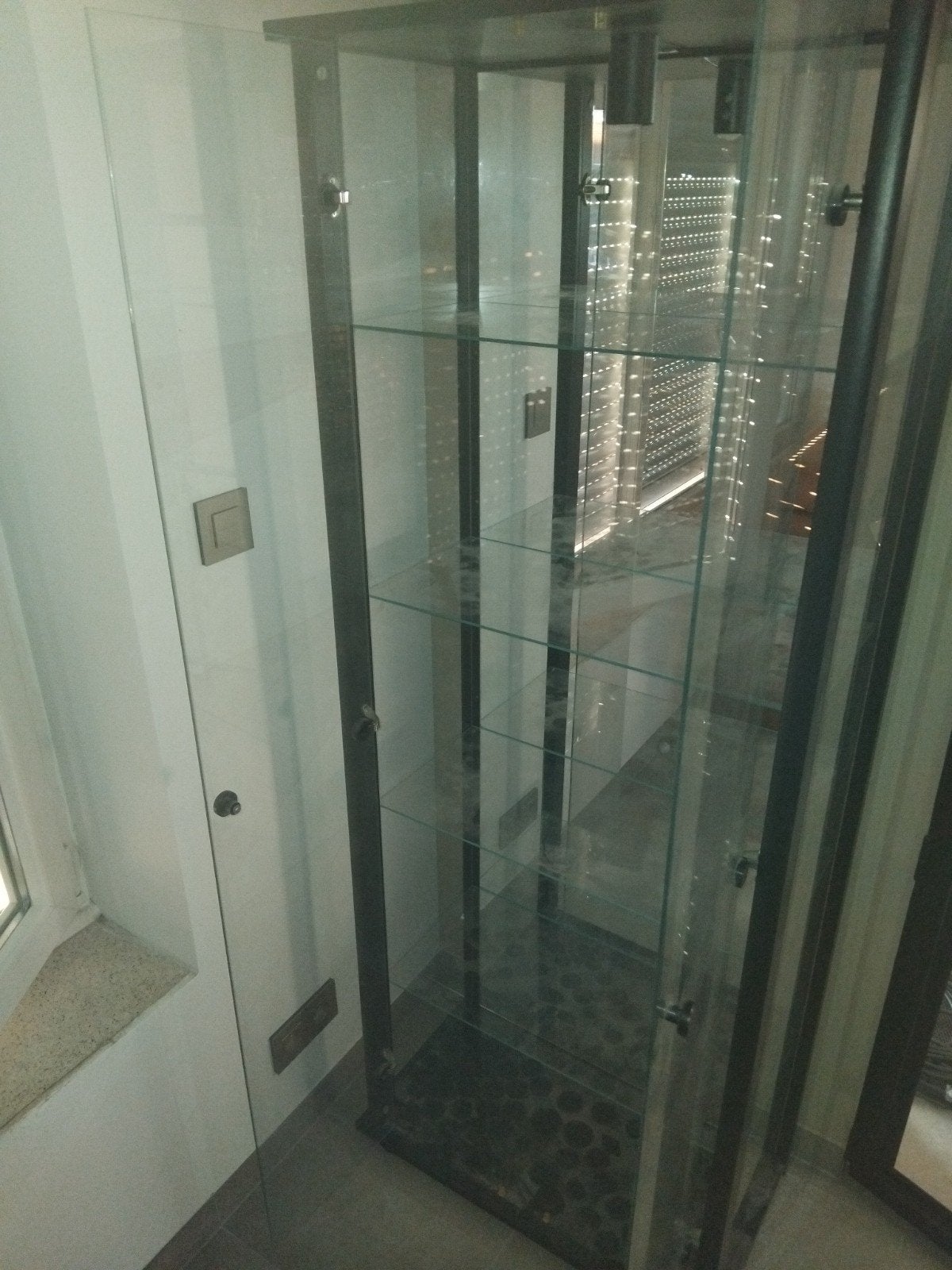 Zwarte vitrine kast, Ophalen