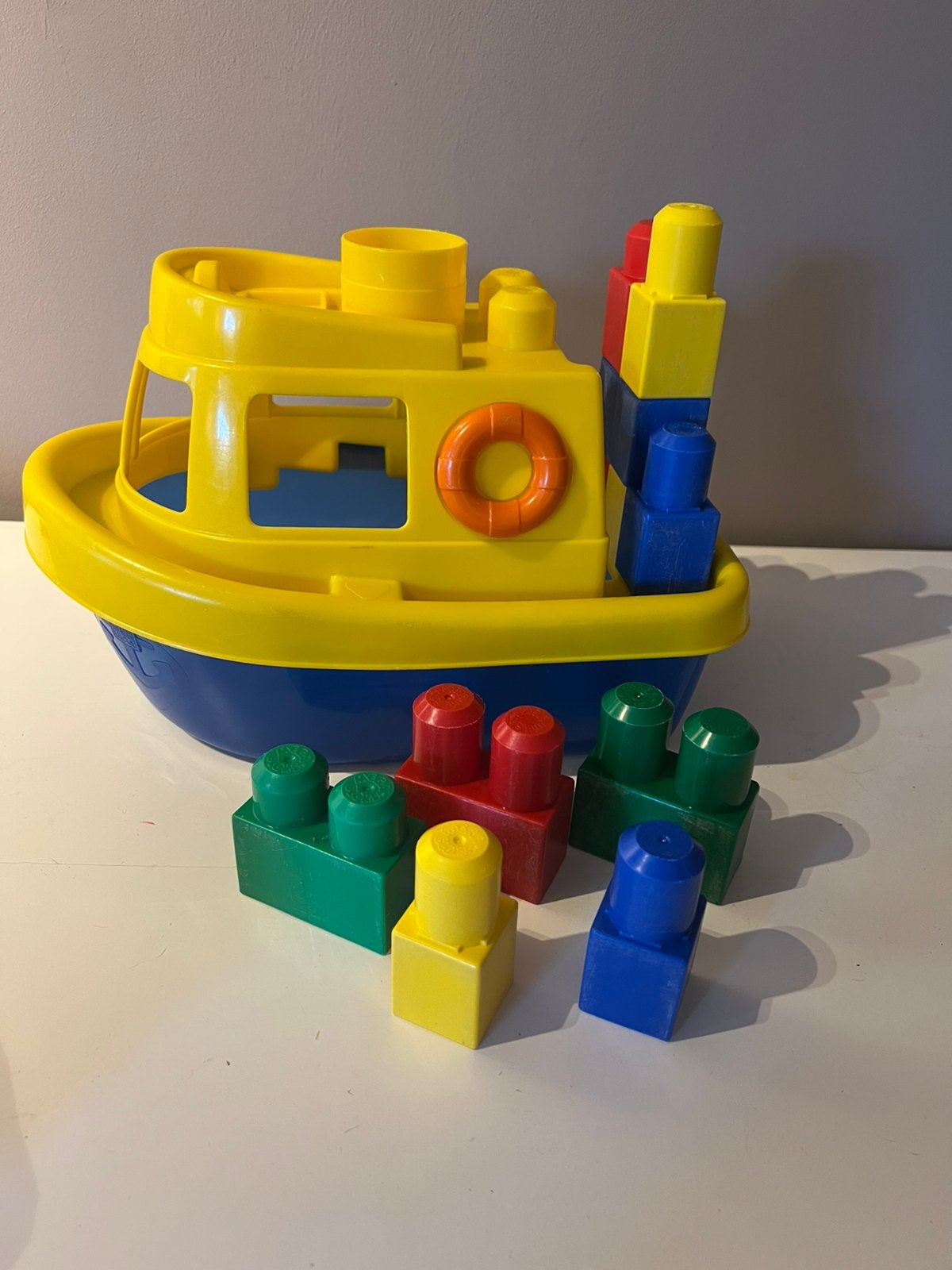 Grote boot met kleurrijke blokken, Enlèvement ou Envoi, Comme neuf