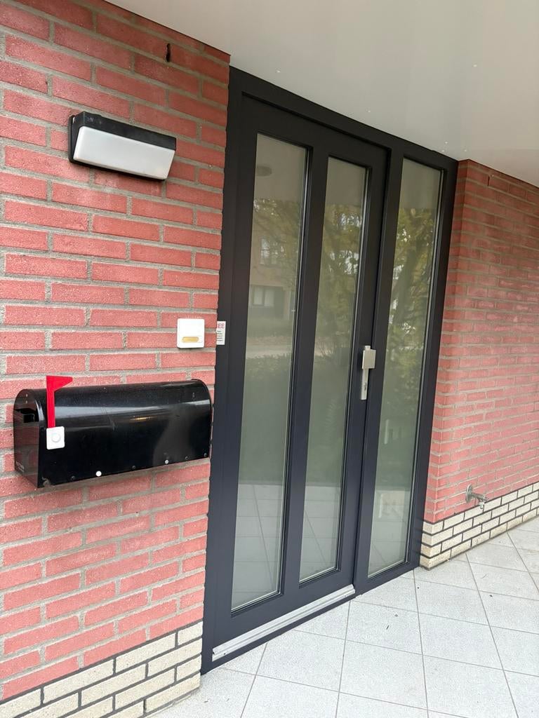 Vergeet verven en spuiten, wij wrappen uw kozijnen etc, Ophalen, Zo goed als nieuw