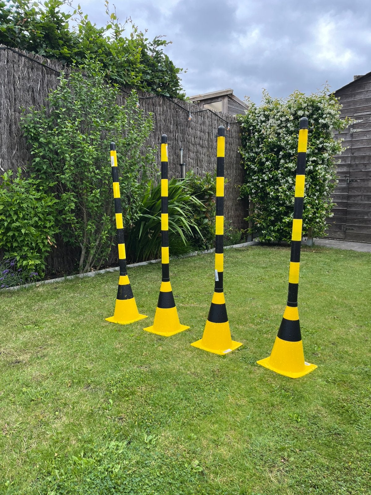 Signalisatie kegel met opstaand paaltje geel/zwart, Diversen, Overige Diversen, Zo goed als nieuw, Ophalen