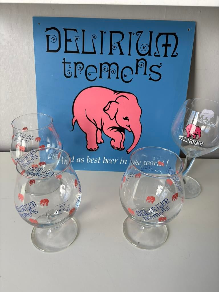 4 verres et plaque DÉLIRIUM, Enlèvement ou Envoi, Comme neuf