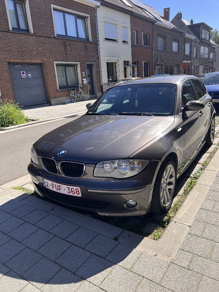 BMW 120d 2006 - AUTOMAAT - 249.000 KM - ZEER GOEDE STAAT, Autos, Achat, 1350 kg, Carnet d'entretien, Noir