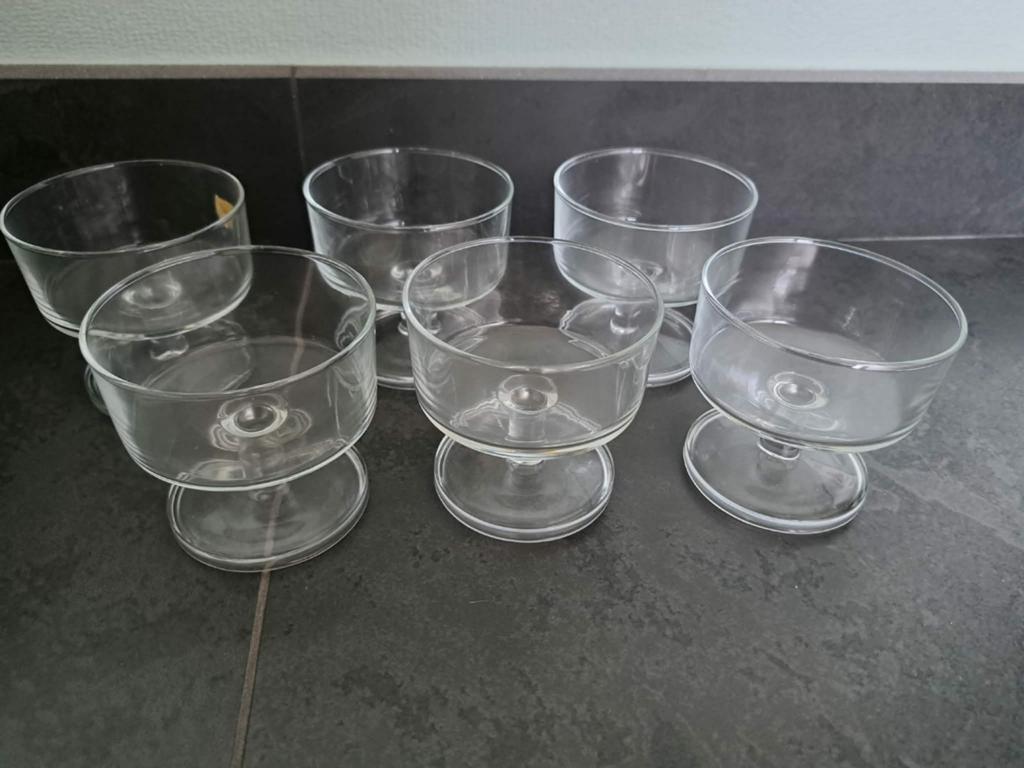 Dessertcoupes 6 stuks met bijhorende lepeltjes., Ophalen