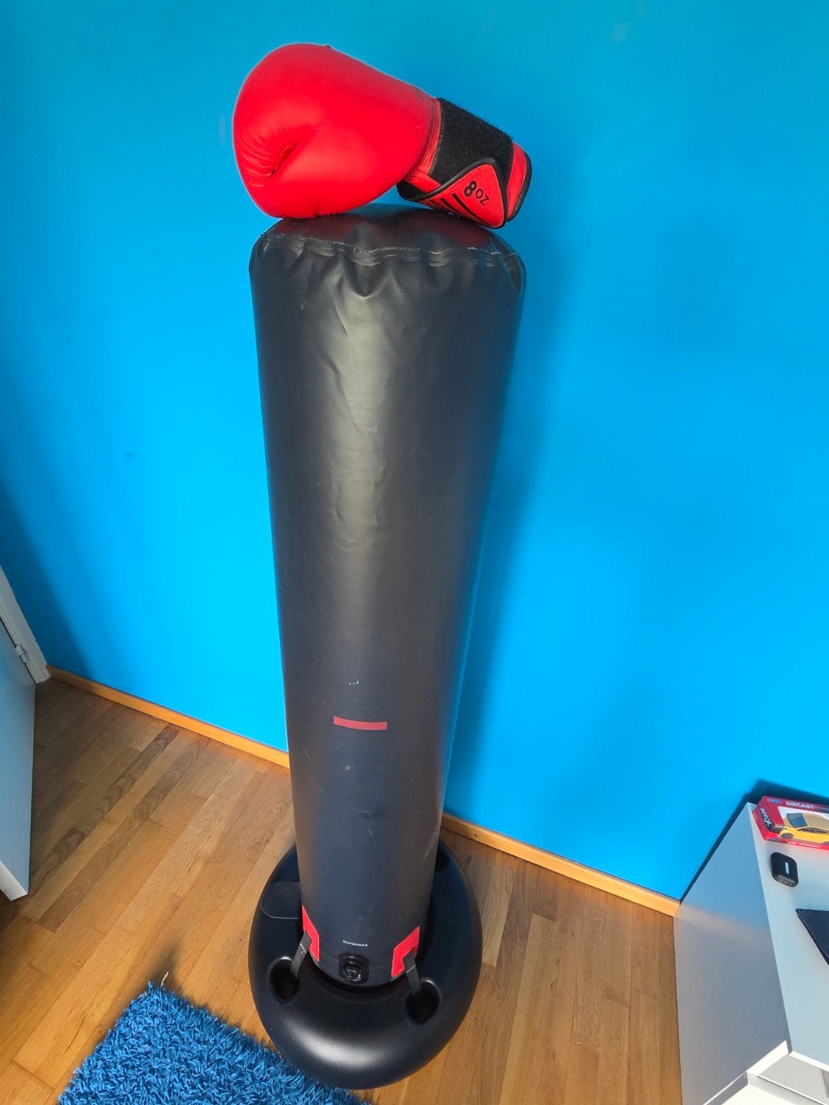 Bokspaal met bokshandschoenen, Ophalen, Bokshandschoenen