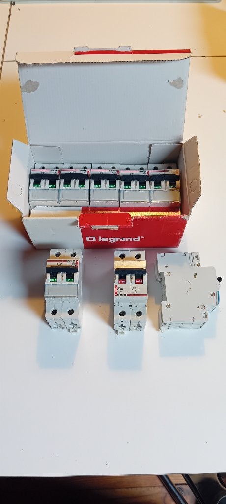 Lot de 8 disjoncteurs bipolaires Legrand 06076, Enlèvement ou Envoi, Neuf