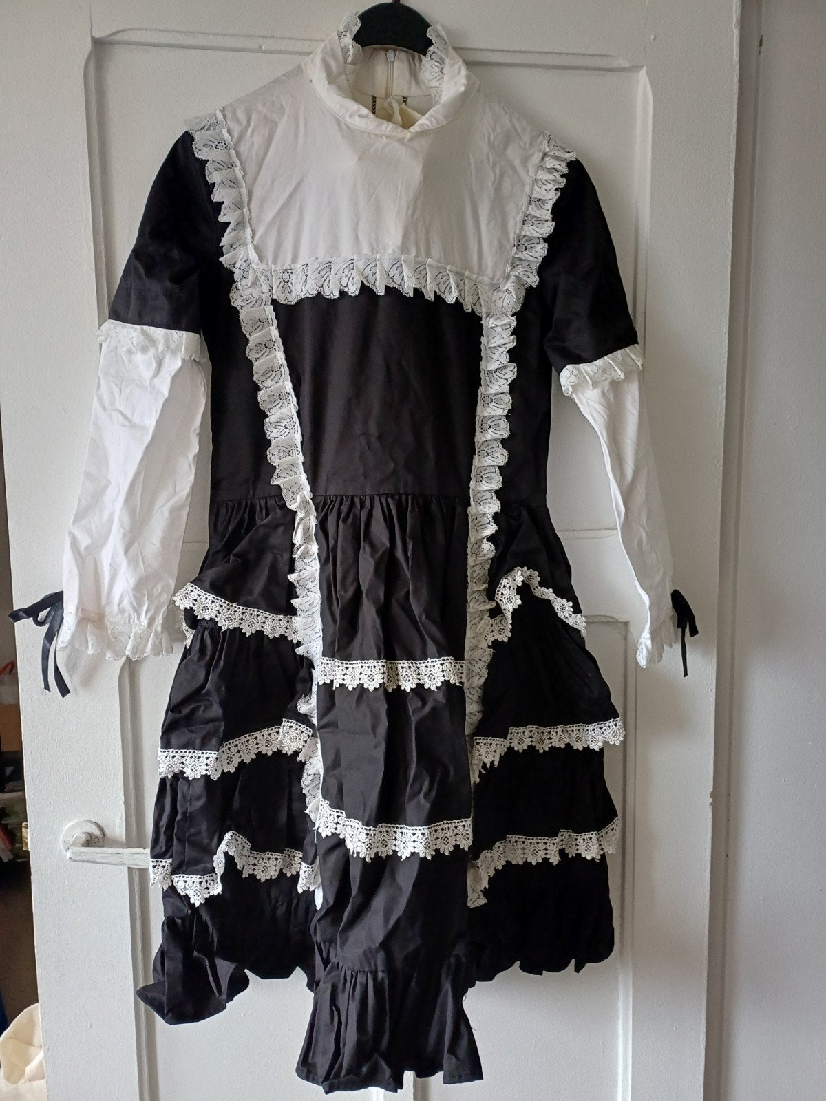 Gothic Lolita Jurk Zwart/Wit met Kant & Petticoat Hoepelrok, Ophalen of Verzenden, Gedragen, Maat 38/40 (M), Kleding