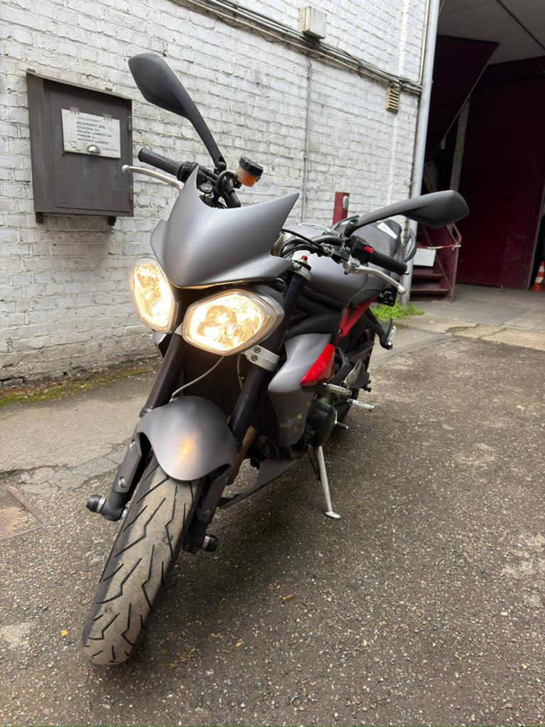 Triumph Street Triple R 2014 – Excellent état – Look sportif, Particulier, 3 cylindres