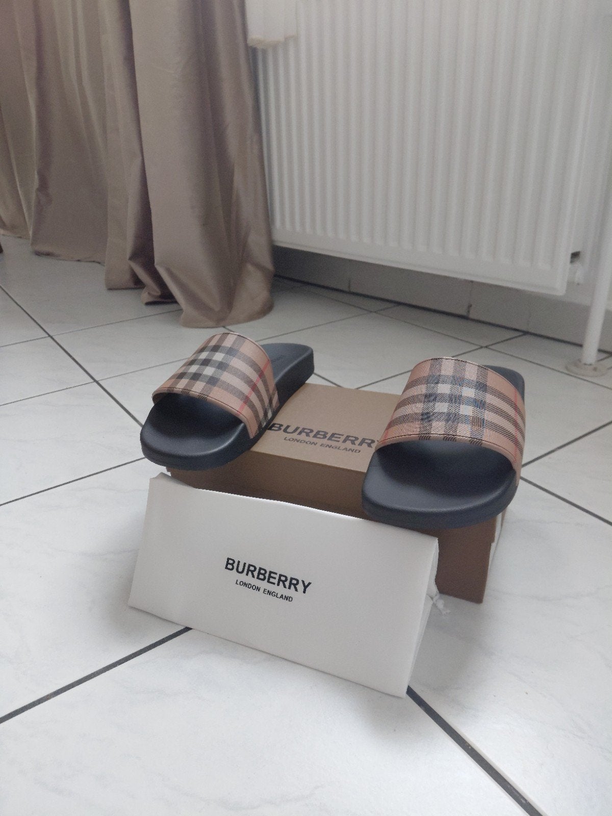 Claquettes Burberry, Neuf, Burberry, Sandales