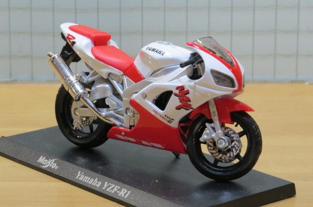 Yamaha YZF-R1 wit/rood 1:18 Maisto blister, Hobby & Loisirs créatifs, Voitures miniatures | 1:18, Enlèvement ou Envoi, Neuf, Moteur