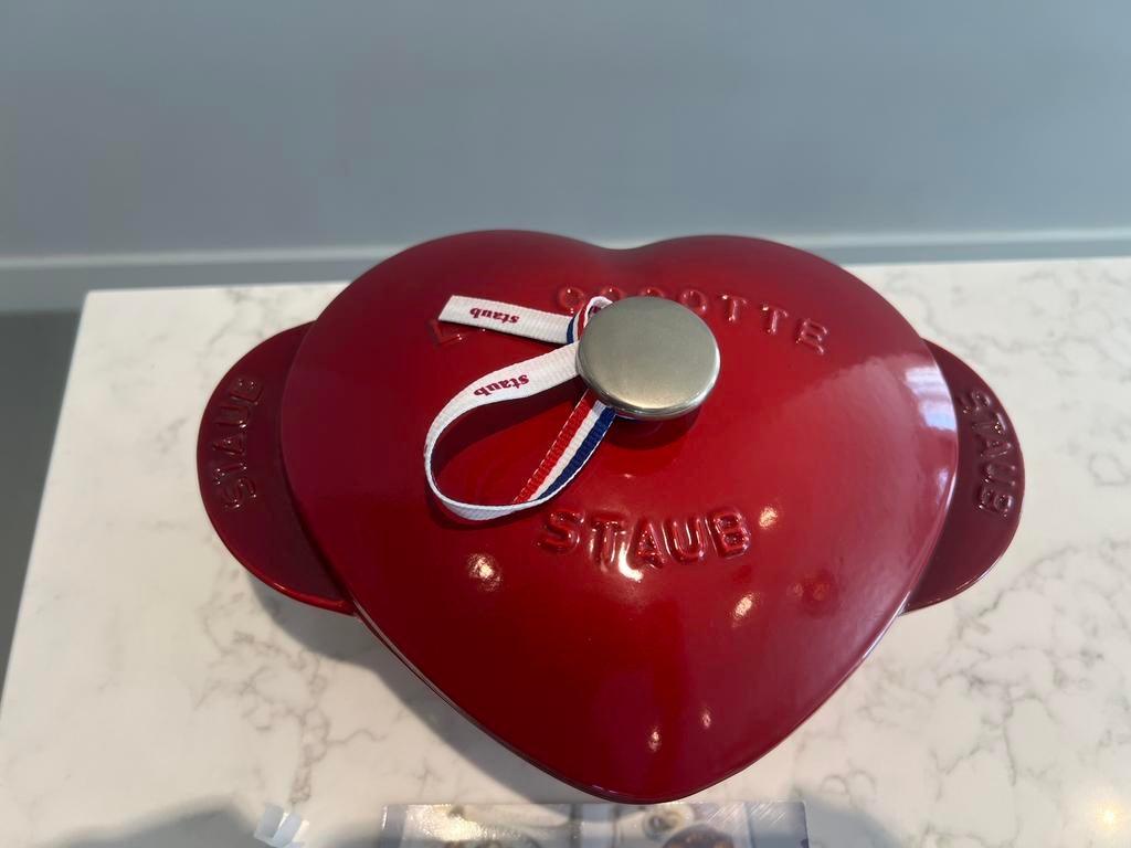 Je t'aime maman... Staub heart est nouveau !, Maison & Meubles, Neuf, Enlèvement ou Envoi, Poêle à frire ou Sauteuse, Plaque céramique