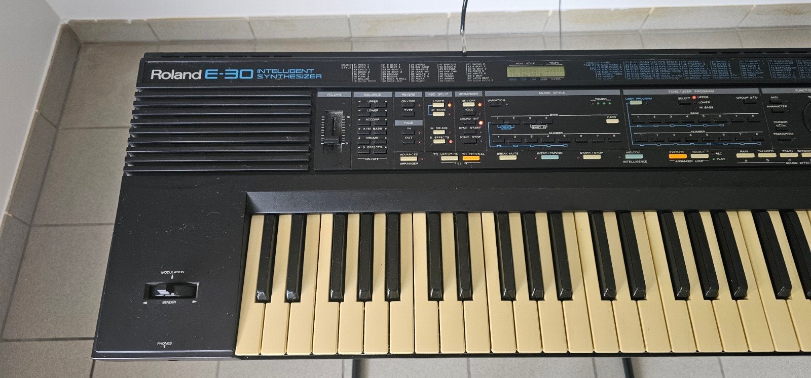 Roland E30, Muziek en Instrumenten, Keyboards, Ophalen, Zo goed als nieuw, Roland, Met standaard