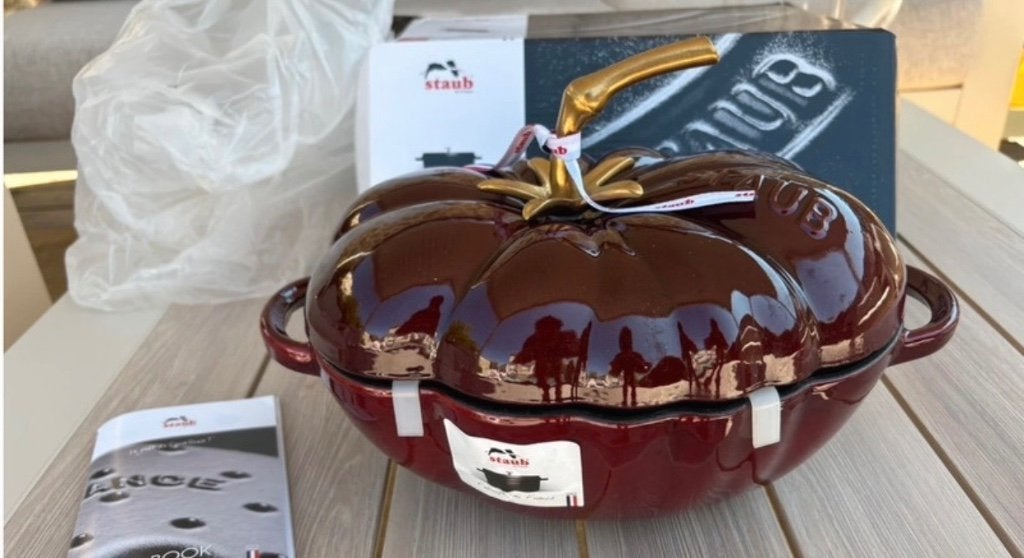 Staub cocotte, Huis en Inrichting, Keuken | Potten en Pannen, Nieuw, Le Creuset, Ophalen of Verzenden, Met handvatten