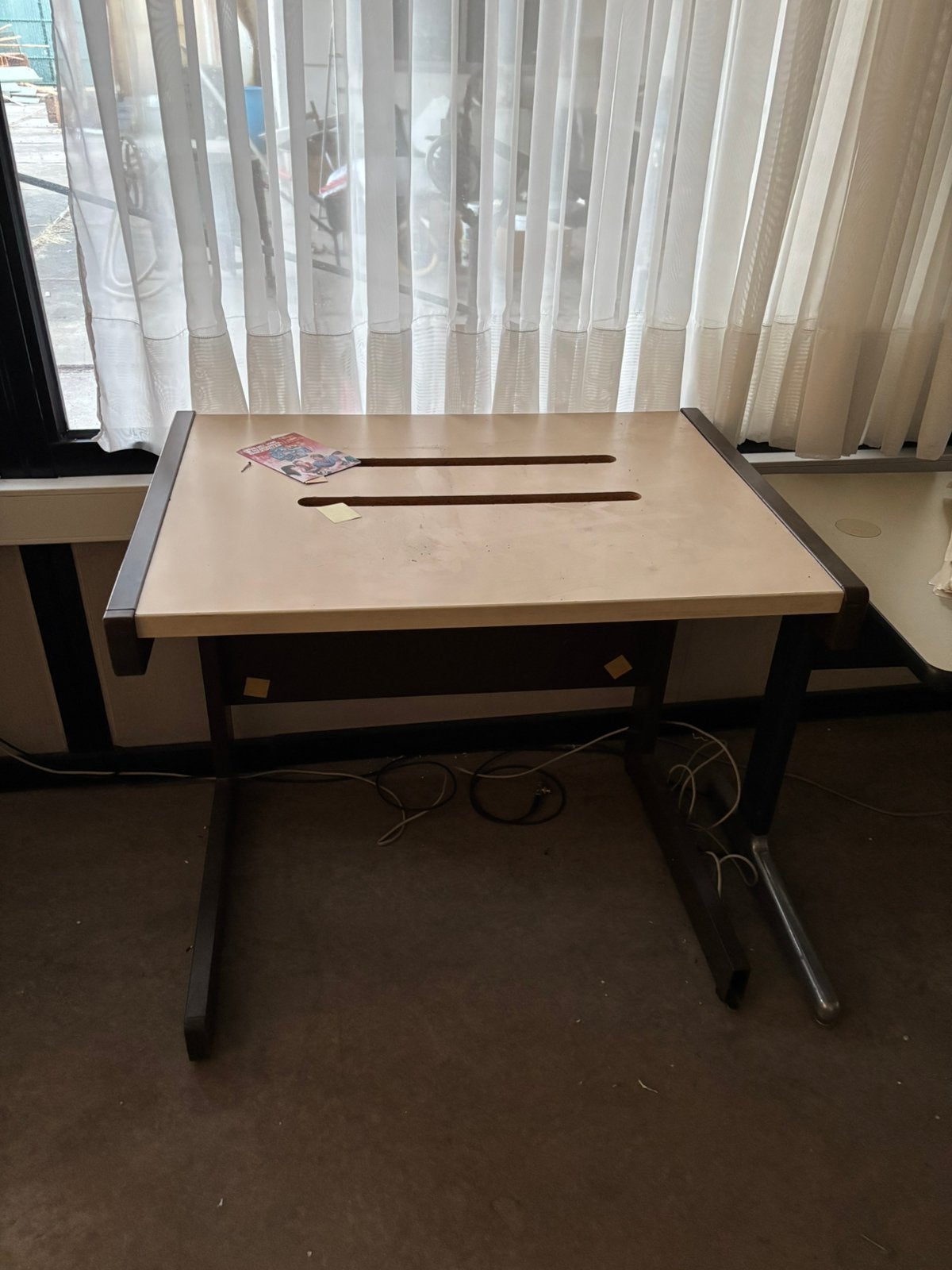 Bureau / tekentafel, Ophalen, Zo goed als nieuw