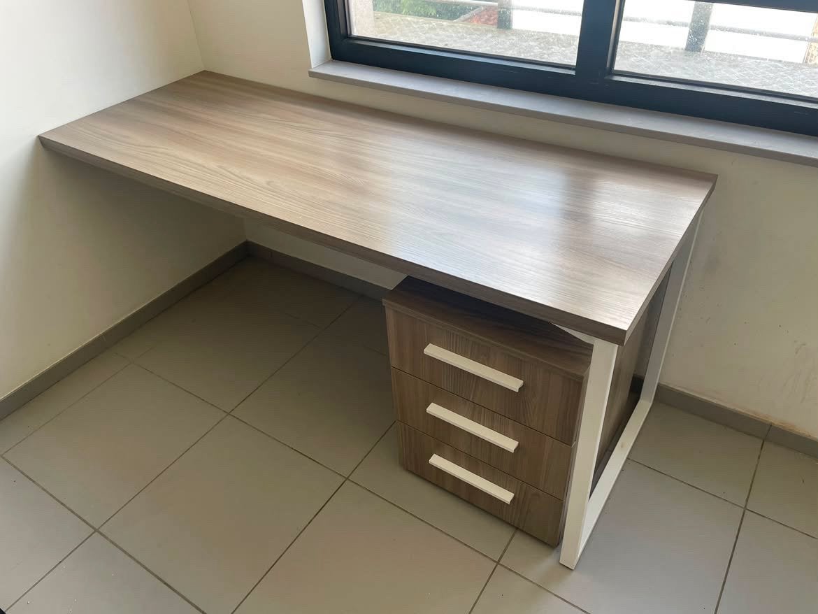 Bureautafel, Ophalen, Zo goed als nieuw