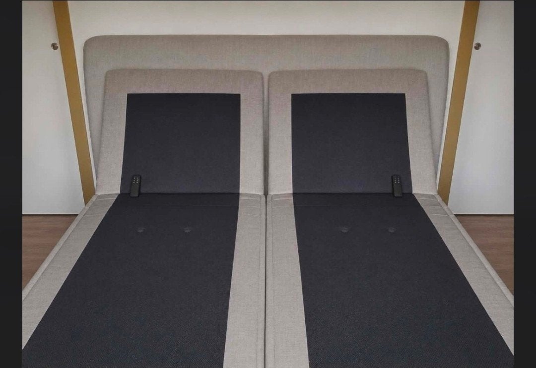 Titel: Luxe elektrisch verstelbaar tweepersoonsbed –, Tuin en Terras, Zonneschermen, Ophalen, Elektrisch