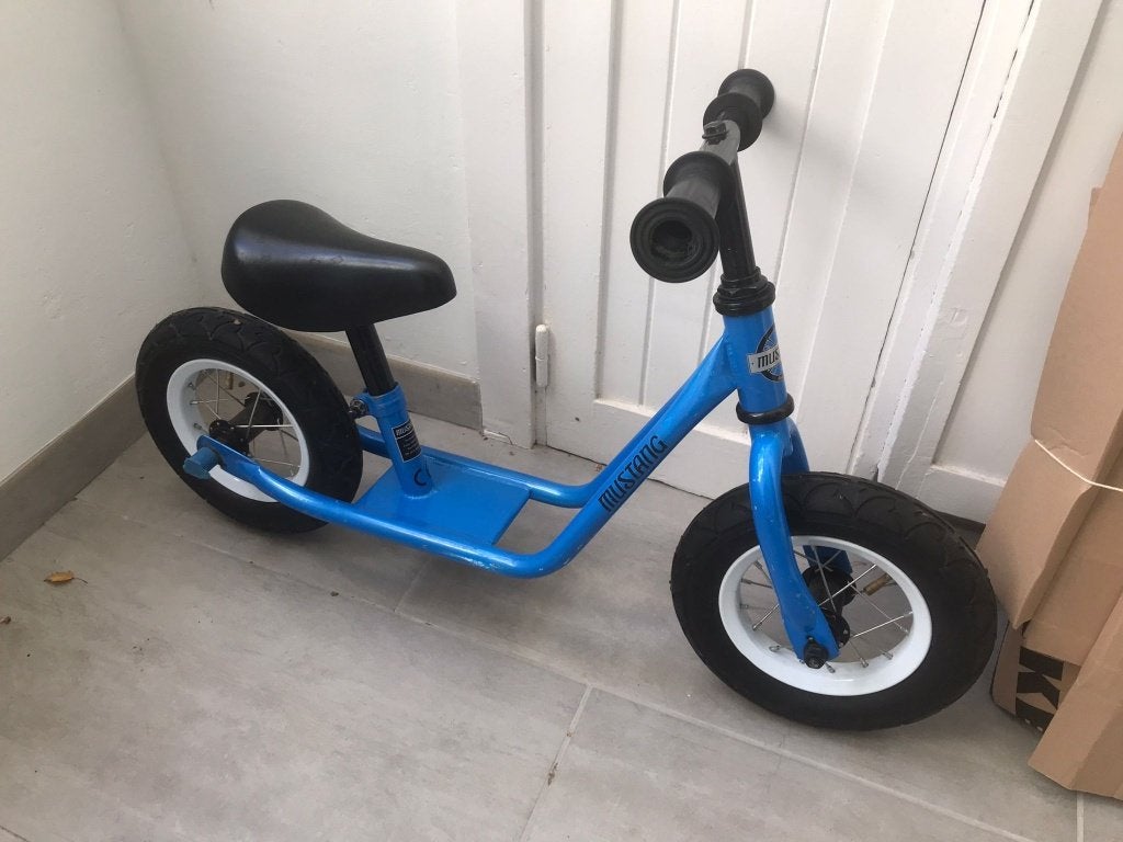 Vélo d'équilibre enfant Mustang – Vélo sans pédales bleu, Vélos & Vélomoteurs, Enlèvement, Utilisé, Moins de 16 pouces