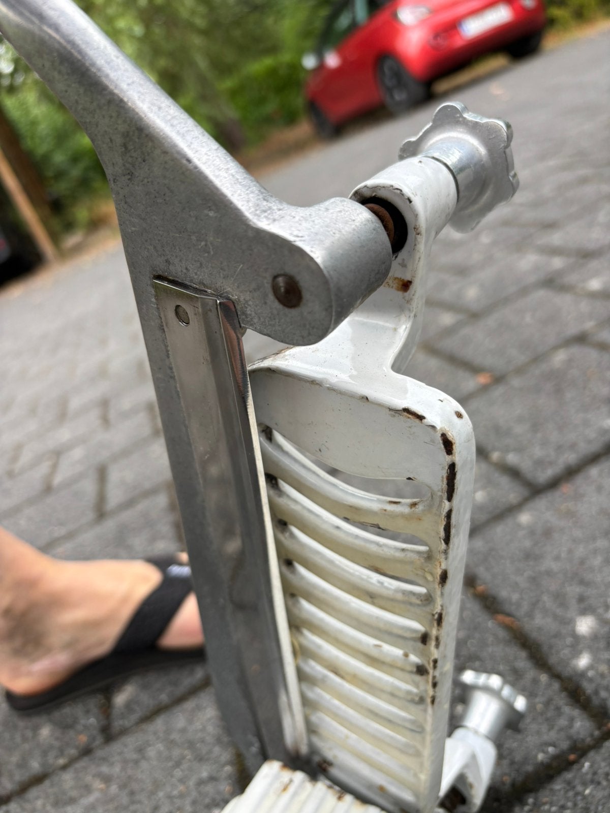 Vintage kaassnijder – geëmailleerd gietijzer– retro keuken, Verzamelen, Ophalen