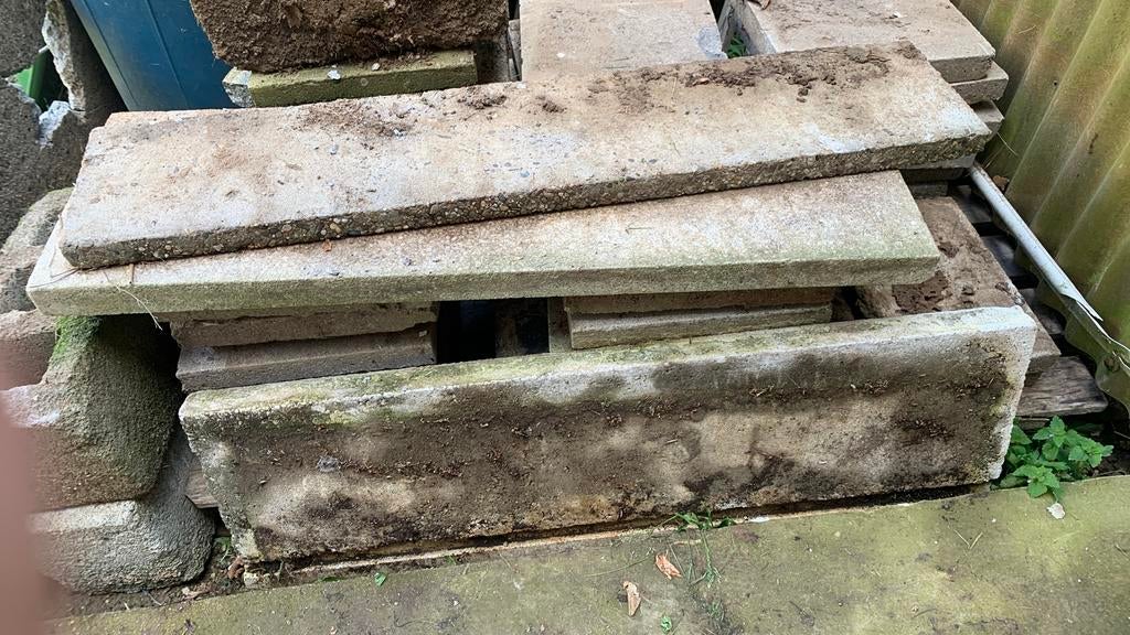 Betontegels 30x30 en boordstenen, Ophalen, Zo goed als nieuw