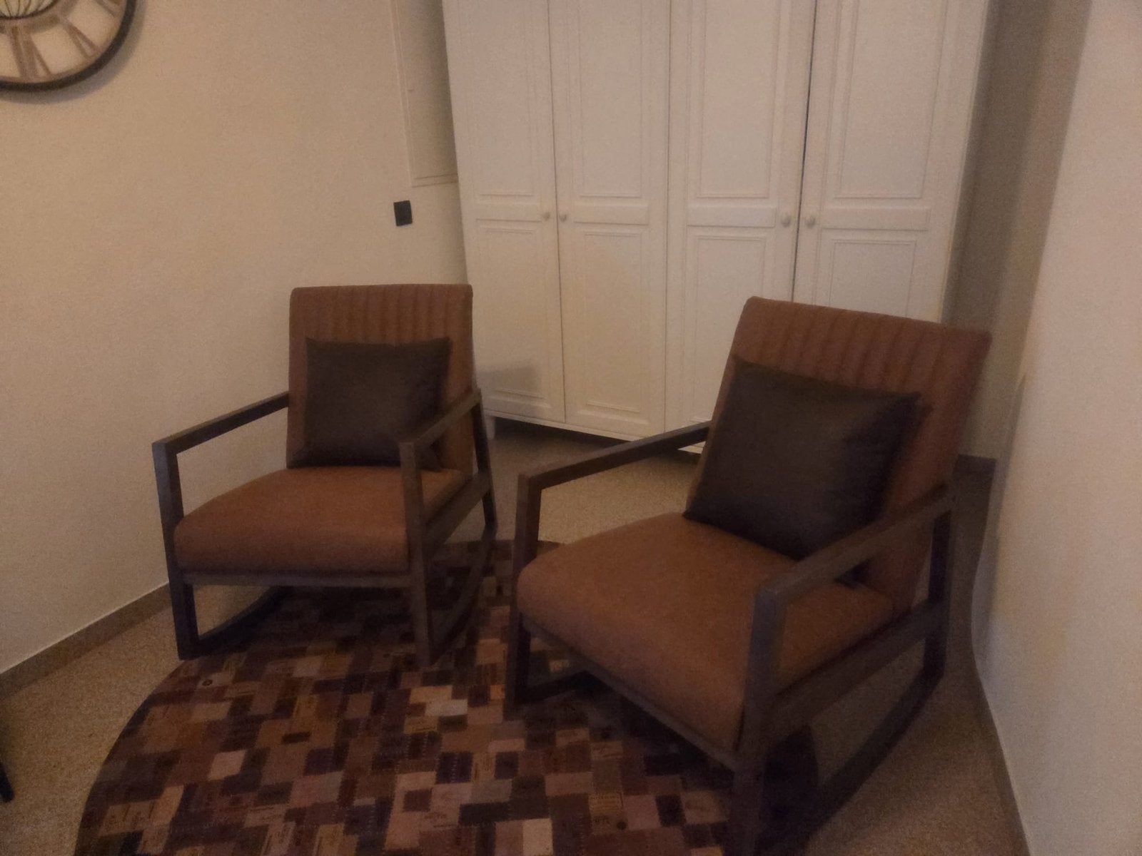 Twee 1 persoons schommelstoelen