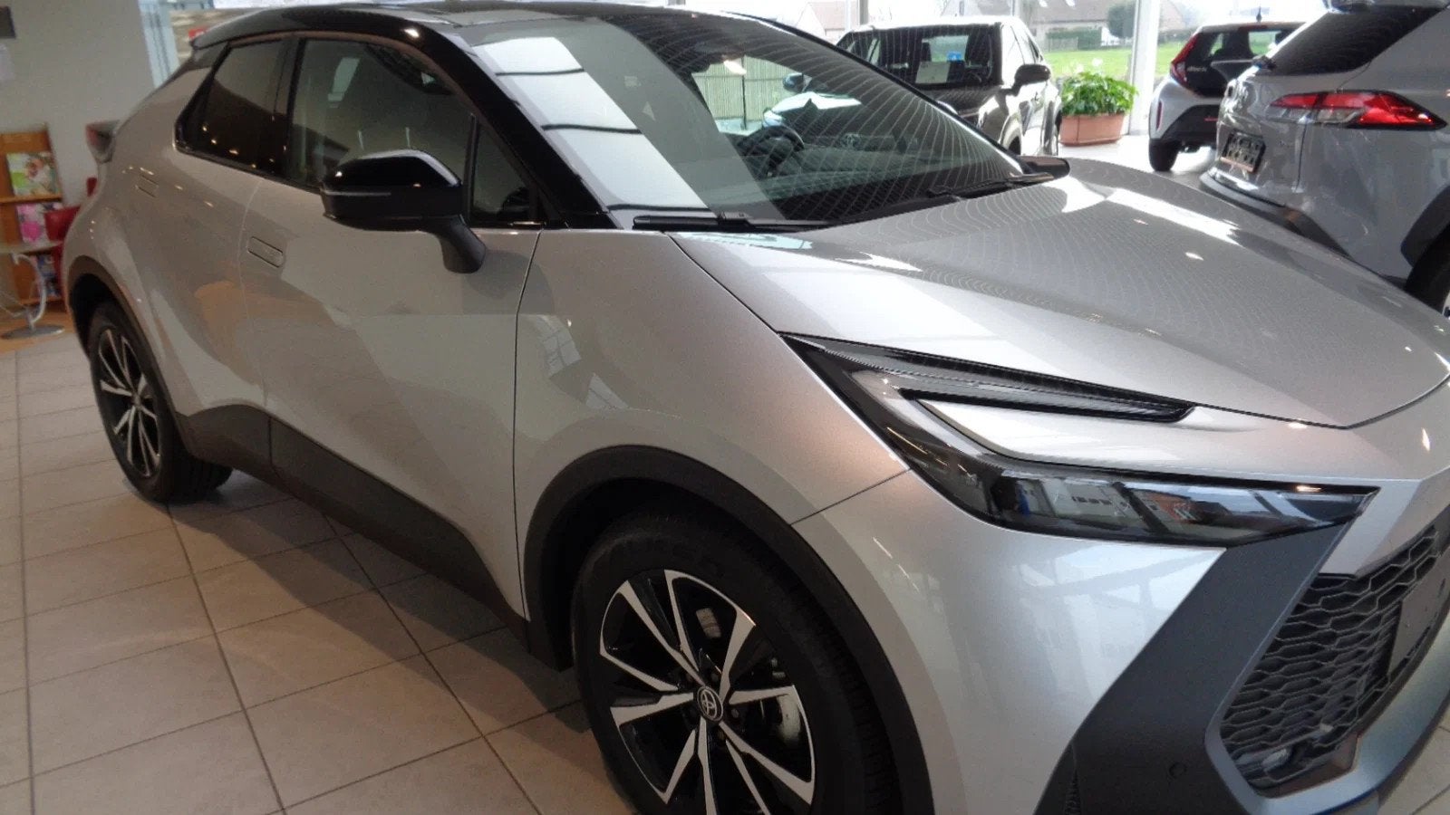 Toyota C-HR DYNAMIC PLUS BI-TONE (bj 2025, automaat), Auto's, Automaat, Stof, Zwart, 4 cilinders