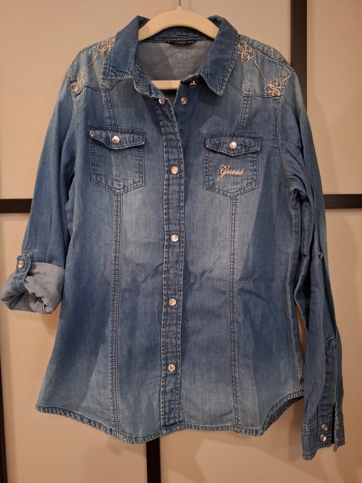 Jeanshemdje Guess - 10y - hele mooie staat, Enfants & Bébés, Vêtements enfant | Taille 140, Enlèvement ou Envoi, Chemise ou À manches longues