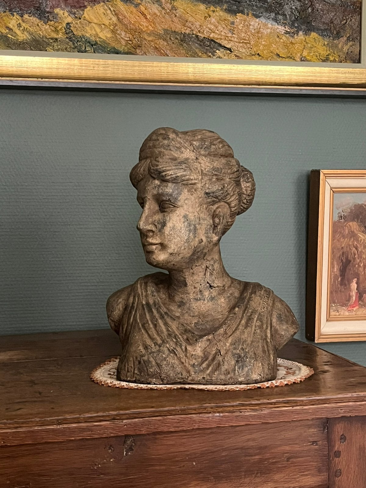 Een decoratieve, terracotta  vrouwenbuste, Antiek en Kunst, Art deco, Ophalen of Verzenden, Gepatineerd, 20 - 50 cm