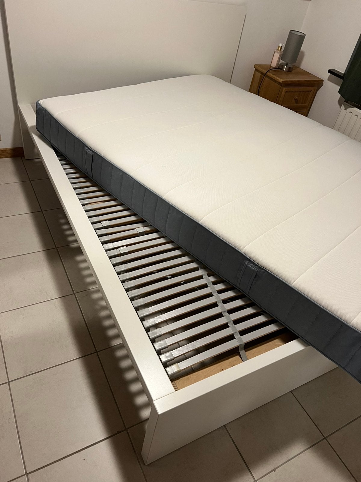Bed, Ophalen, 140 cm, Zo goed als nieuw, Twijfelaar