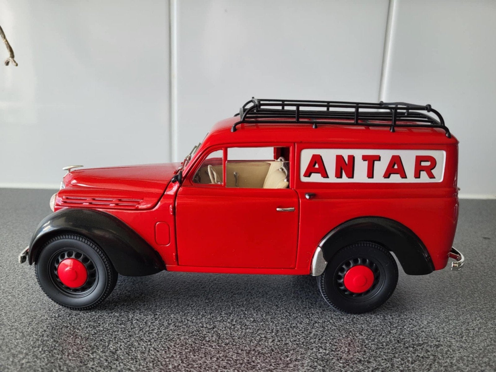 Renault Juvaquatre 1952., Hobby en Vrije tijd, Modelauto's | 1:18, Ophalen of Verzenden, Solido