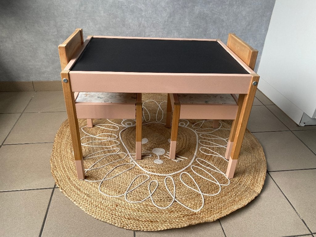 Gepimpte IKEA LÄTT kindertafel met 2 stoeltjes + Jute mat, Kinderen en Baby's, Ophalen, Gebruikt, Tafel(s) en Stoel(en)