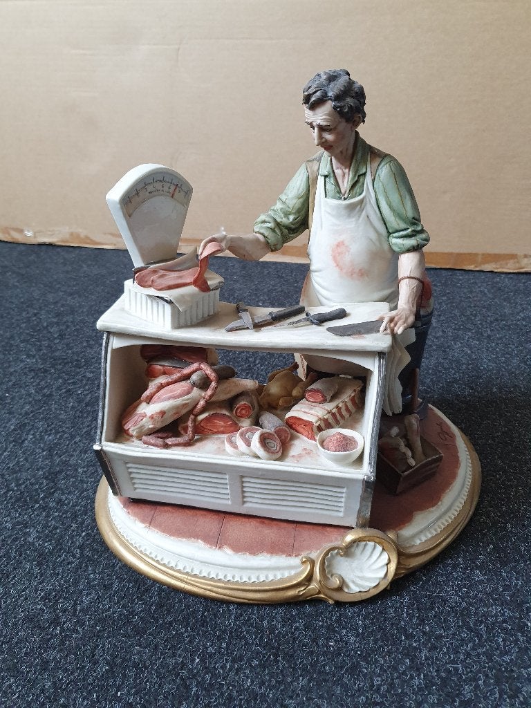 Capodimonte porselein, slager toonbank Italiaans, Antiek en Kunst, Ophalen, 20 - 50 cm, Steen of Keramiek, Beeld