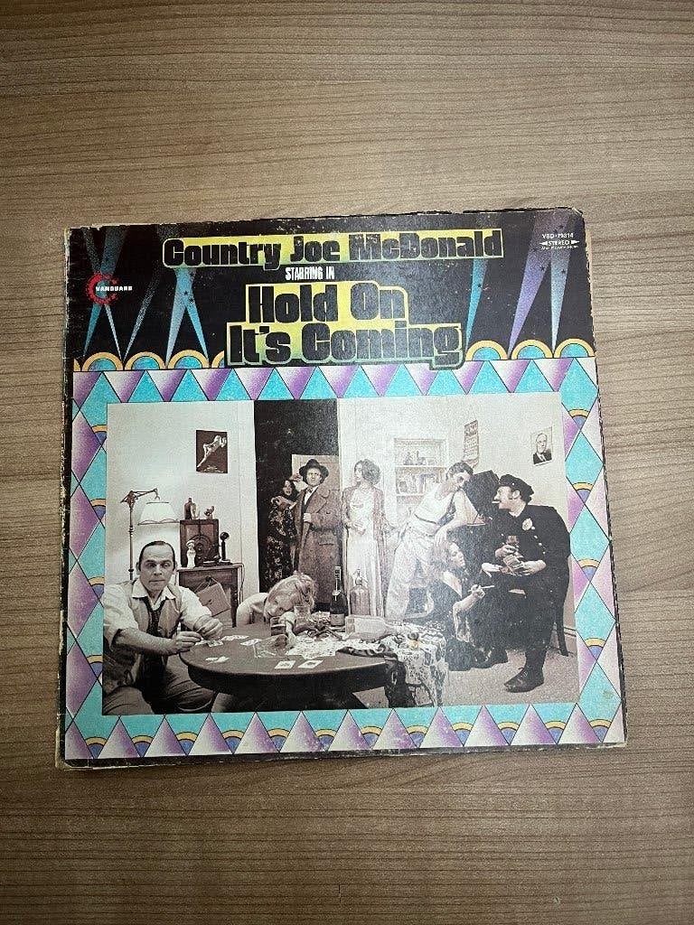 COUNTRY JOE Mc DONALD - HOLD ON IT'S COMING, CD & DVD, Vinyles | Rock, LP, Rock 'n' roll, Utilisé, Housse de protection extérieure