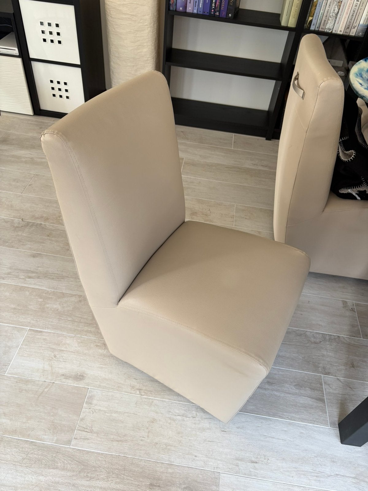 Eetkamer stoelen op wieltjes beige, Huis en Inrichting, Ophalen, Overige kleuren, Lounge, Zo goed als nieuw