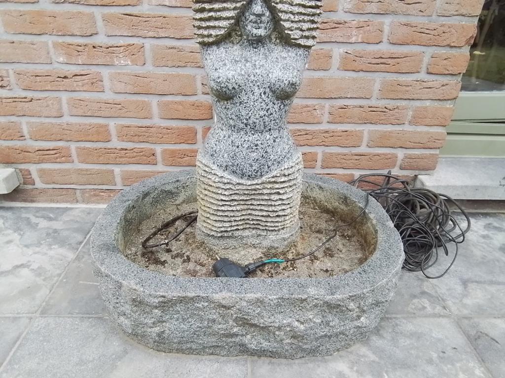 Natuurstenen fontein, Ophalen, Fontein