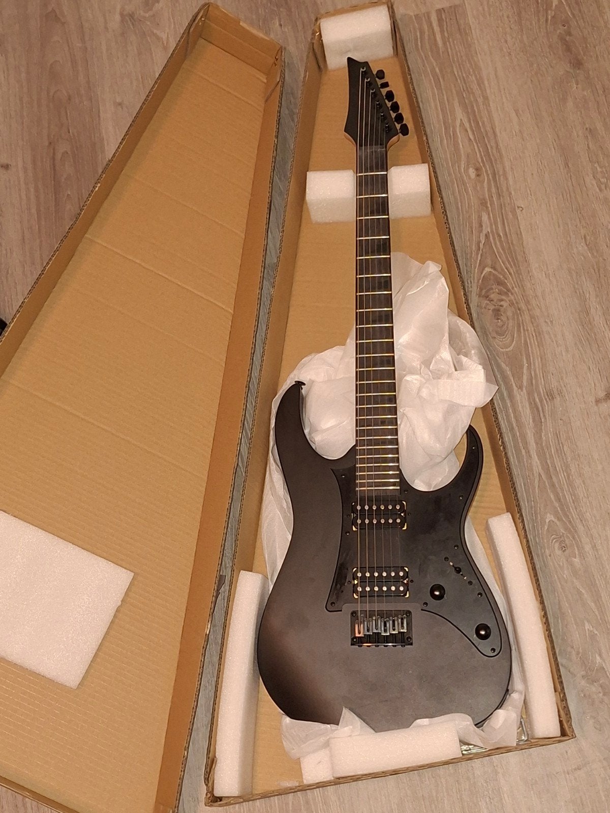 Ibanez Gitaar Met Kabel Voor Versterker En Boek, Muziek en Instrumenten, Snaarinstrumenten | Gitaren | Elektrisch, Ophalen, Ibanez
