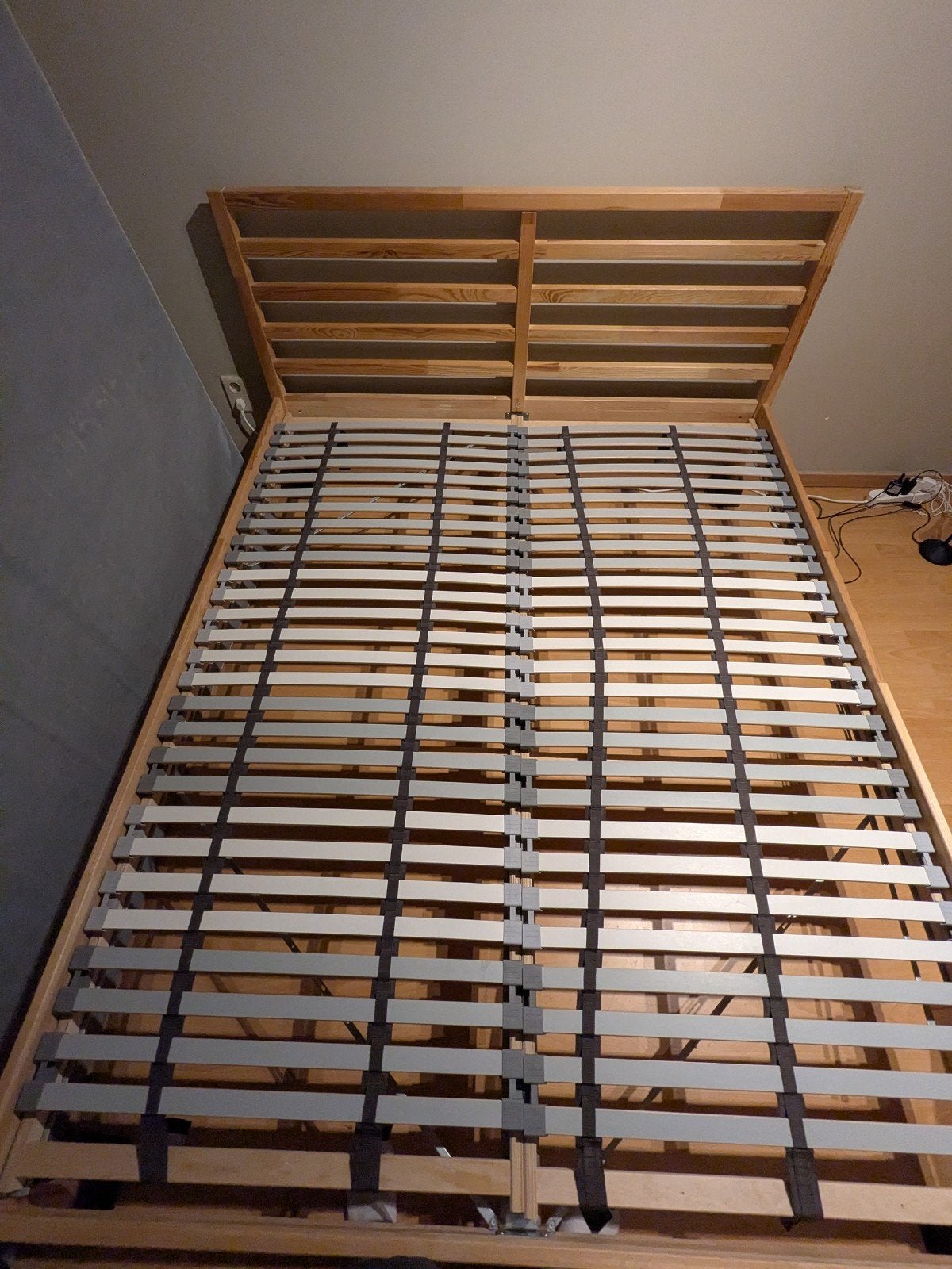 IKEA TARVA bed 160x200 + LUROY base, Huis en Inrichting, Ophalen