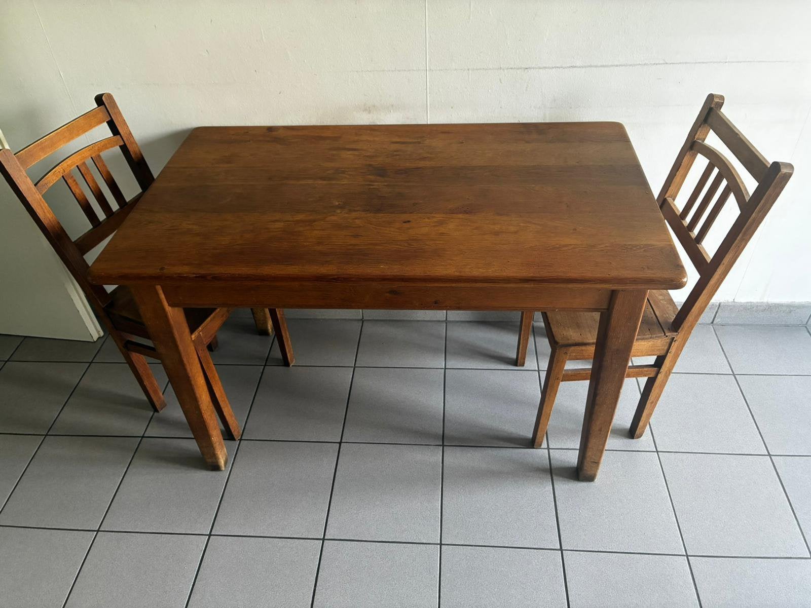 Table en chêne massif + 2 chaises, Maison & Meubles, Enlèvement, Utilisé, Rustique, Moins de 4 chaises