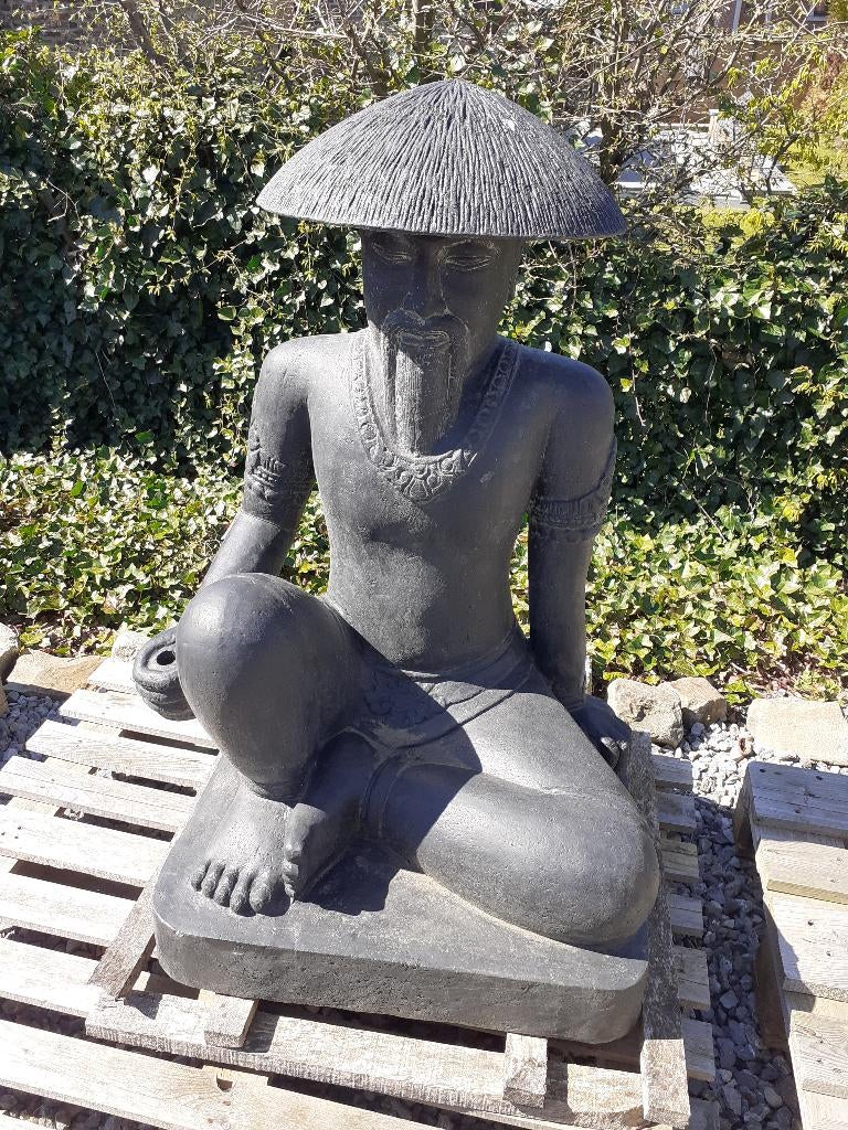 CHINESE BOER ZITTEND IN GEPATINEERDE STEEN (1,05 M), Tuin en Terras, Ophalen, Nieuw, Overige materialen, Mensenbeeld