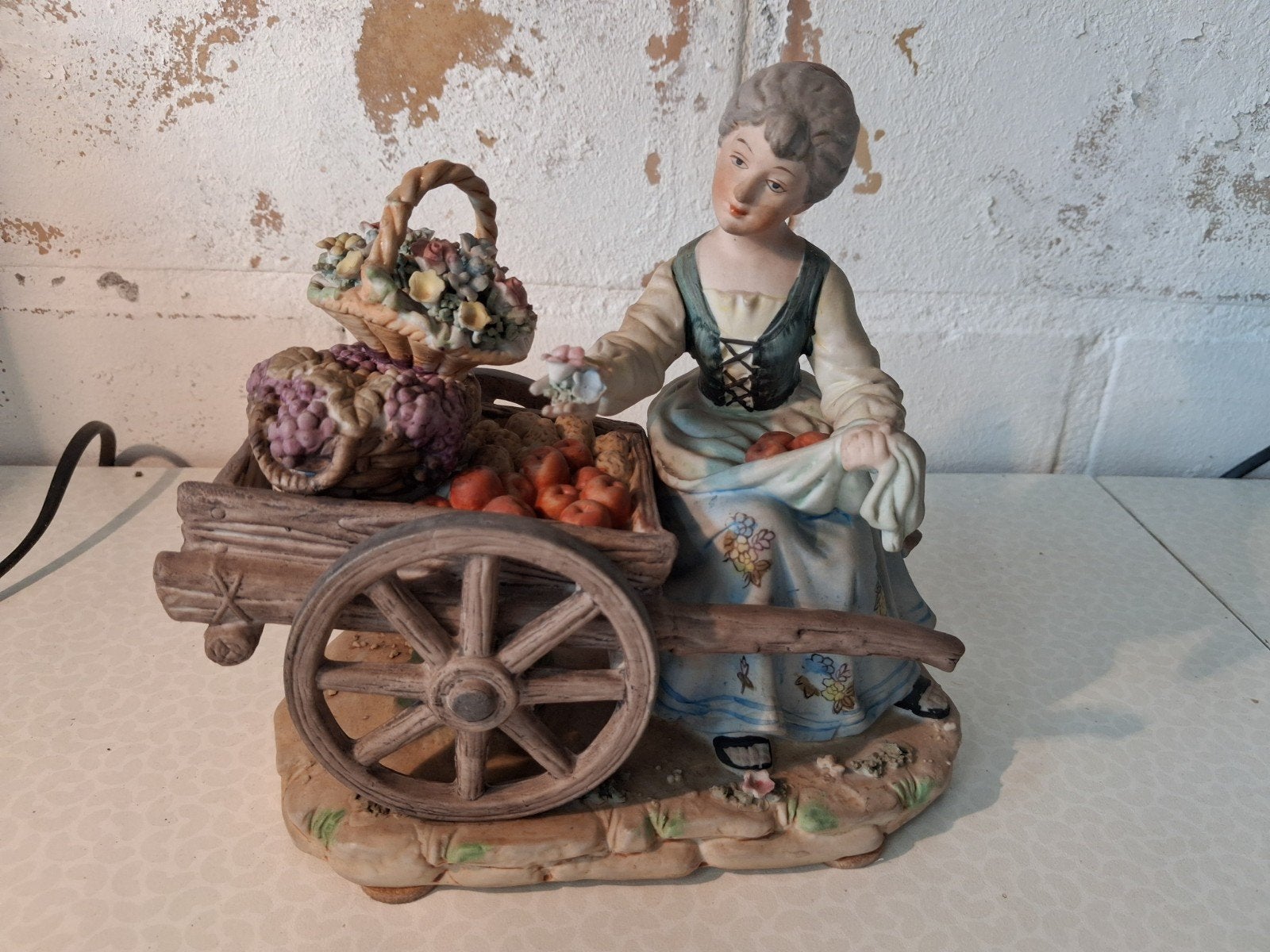 porseleinen biscuit fruit/bloemenverkoopster, Antiek en Kunst, Antiek | Porselein, Ophalen of Verzenden