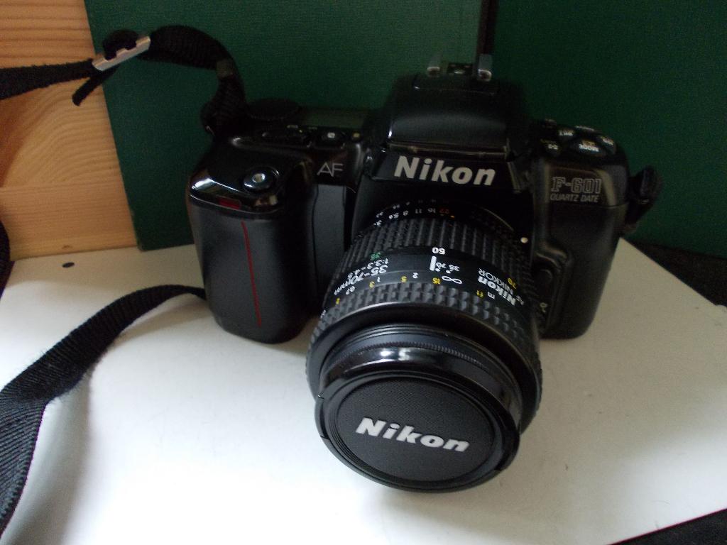 Nikon F-601 quartz date AF met toebehoren, Audio, Tv en Foto, Fotocamera's Analoog, Ophalen of Verzenden, Gebruikt, Spiegelreflex