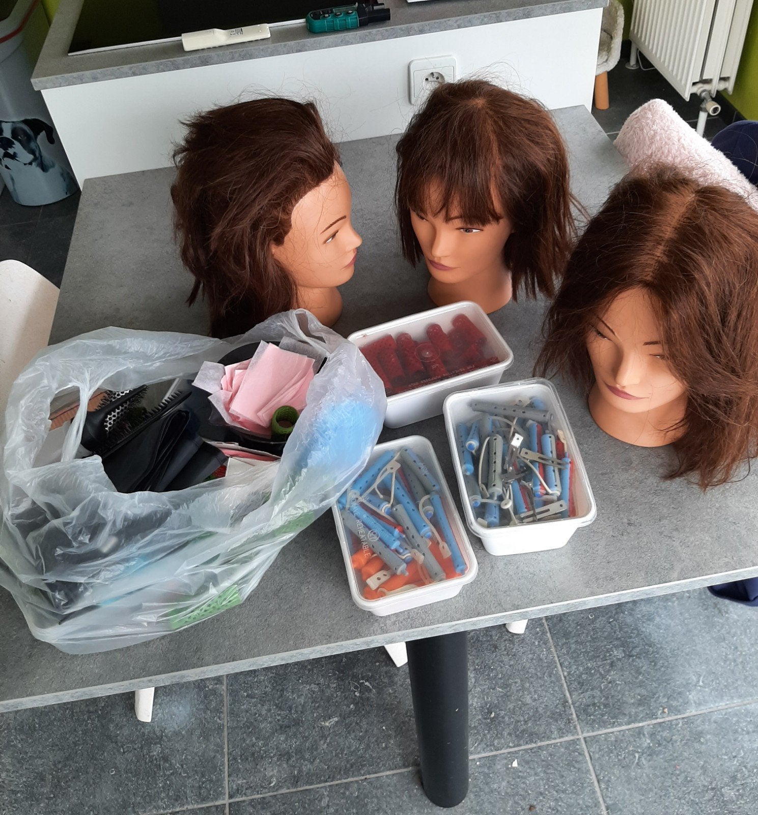 3 oefenhoofden met materiaal, Diversen, Ophalen