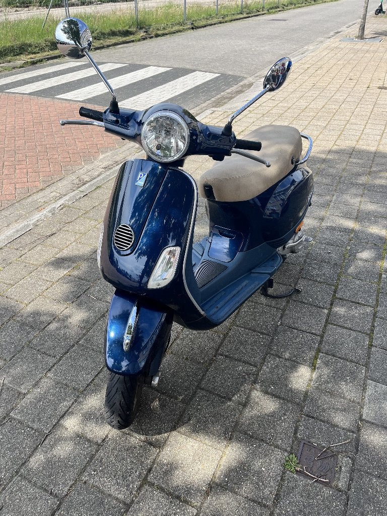 Donkerblauwe Vespa, Vélos & Vélomoteurs, Enlèvement, Utilisé, Classe B (45 km/h)