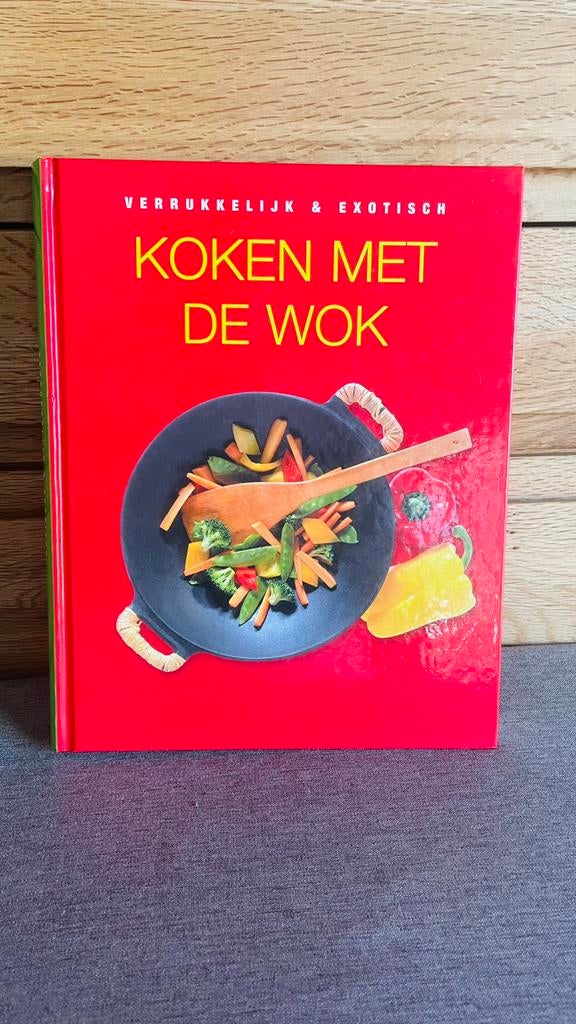 Kookboek: Koken met de wok - Meer dan 150 recepten, Boeken, Hoofdgerechten, Azië en Oosters, Ophalen of Verzenden, Zo goed als nieuw