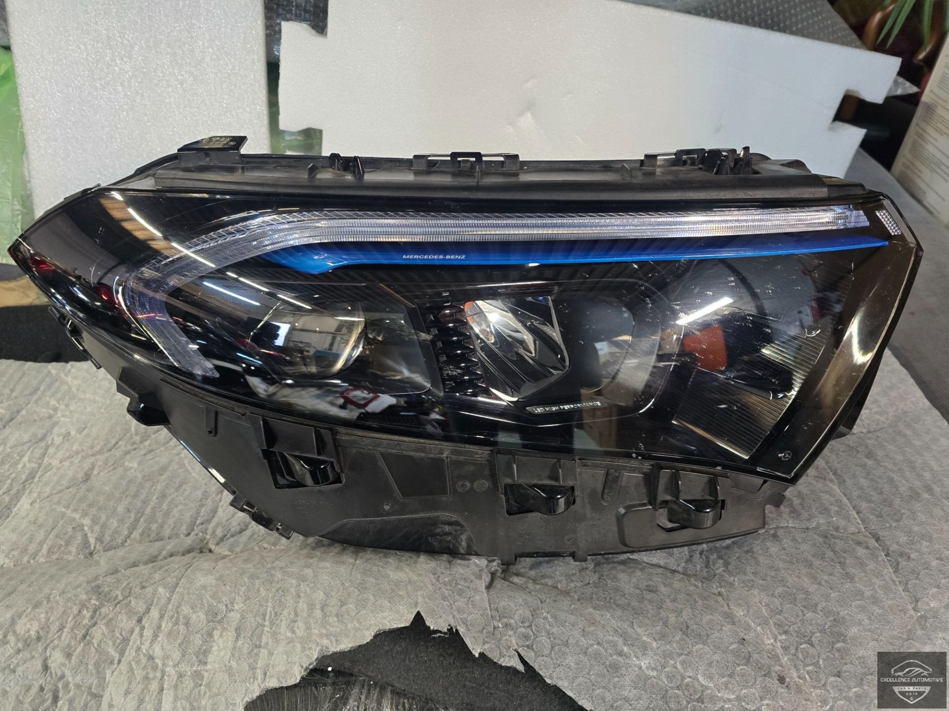 Phare droit haute performance Mercedes EQA A2439069000, Mercedes-Benz AG, Mercedes-Benz, Utilisé, Mercedesstrasse 120
70372  Stuttgart, DE