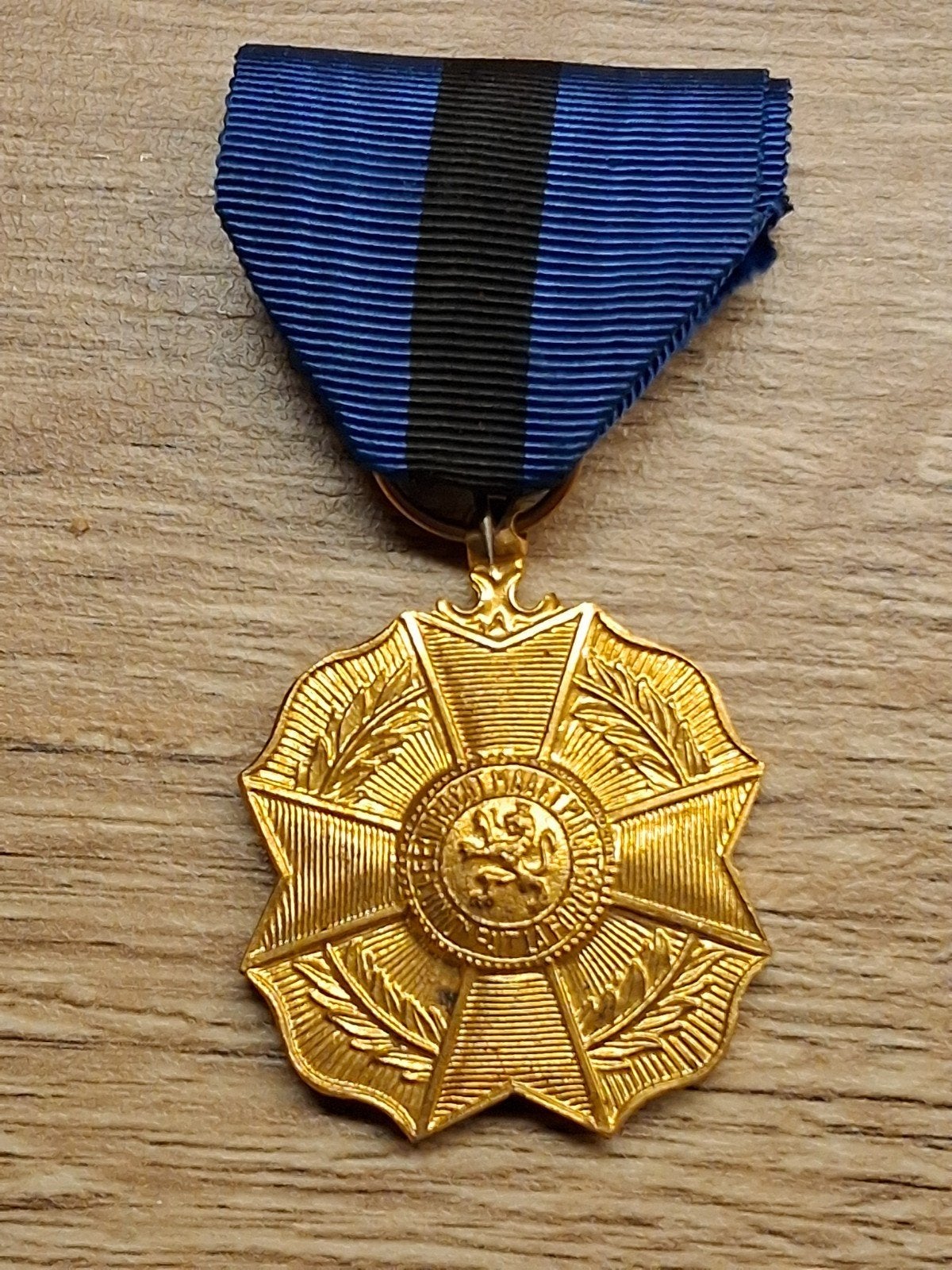 Médaille d'or de l'Ordre de Léopold II, Envoi