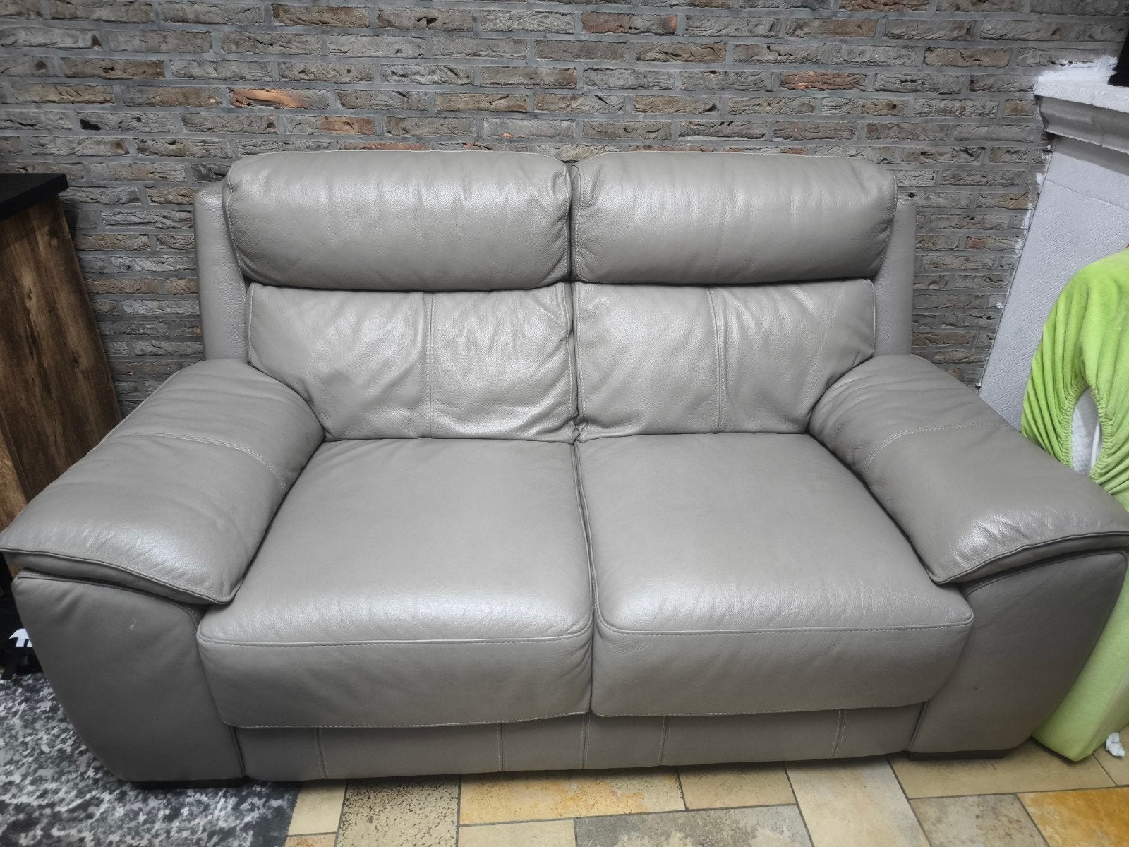 Deux chaises de salon en cuir en très bon état, en parfait é, Enlèvement