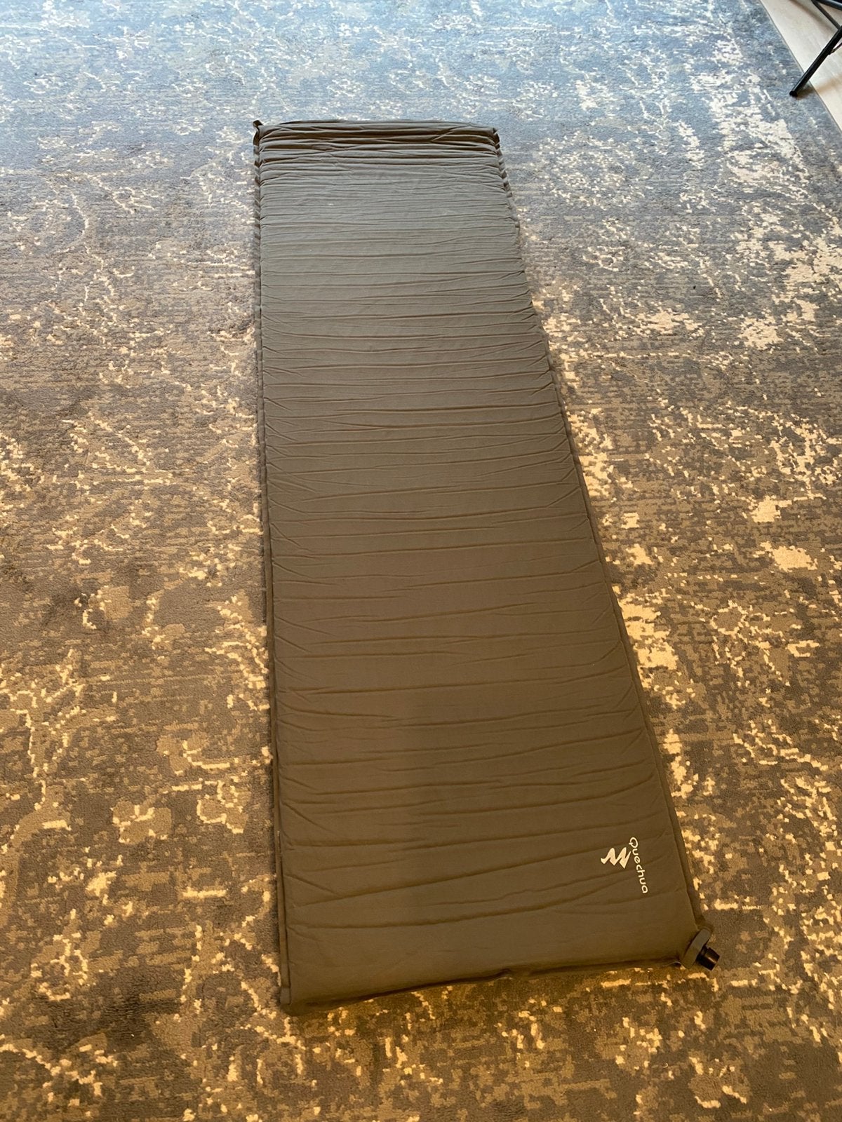 Quechua luchtmatras zelfopblaasbaar, Caravanes & Camping, Tapis de couchage, Enlèvement, Comme neuf